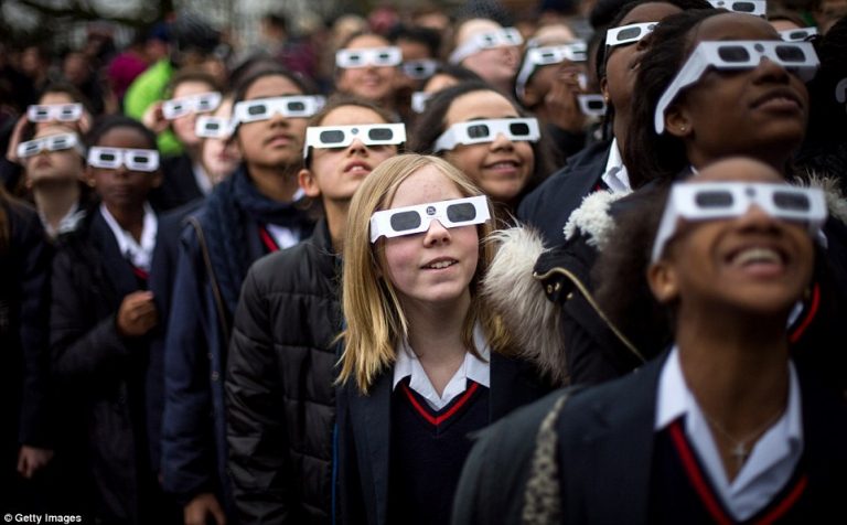 مخاطر النظر إلى الشمس أثناء كسوفها